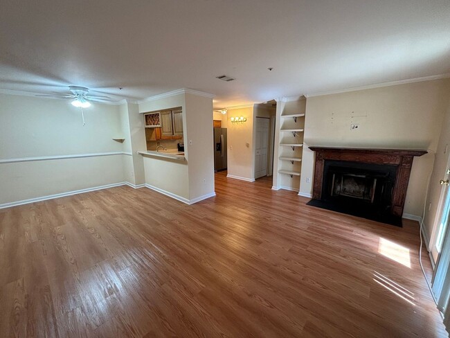 Building Photo - Updated - 2BD/2BA on 2nd floor with Balcony!