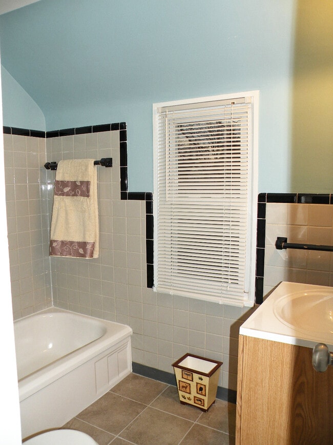 Building Photo - Renovated 3 Bedroom Colonial!