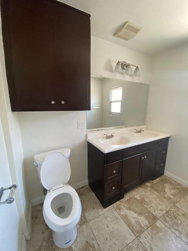 Building Photo - Large House, Close to Campus!!