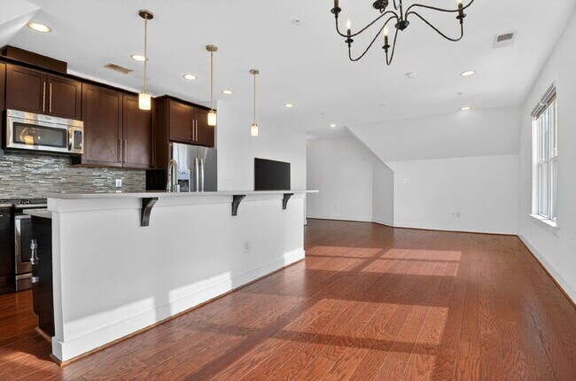 Building Photo - 1107 S Walter Reed Dr