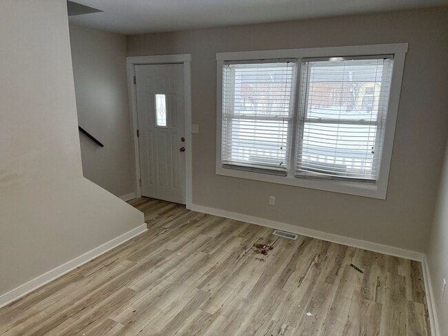 Building Photo - Elizabeth - 321/323