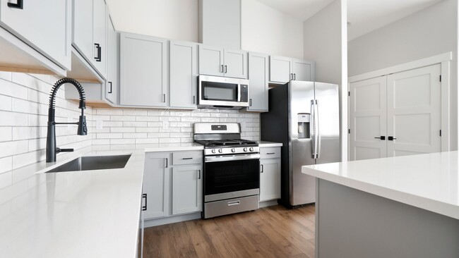 Building Photo - 122 Caliente St