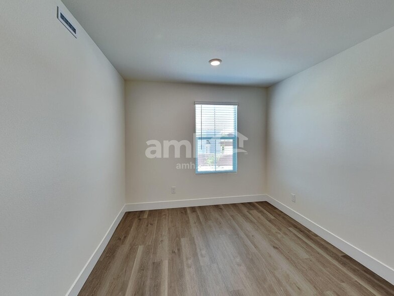 Building Photo - 5863 Vaes Dothrak St