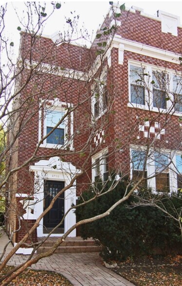 Building Photo - 2733 W Ainslie St