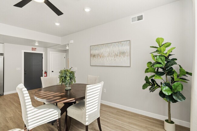 Building Photo - 206 N Chapparell Dr