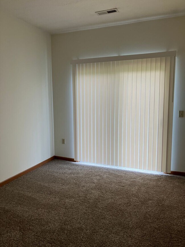 Building Photo - Modern & Spacious 3-Bedroom Ranch Condo – ...