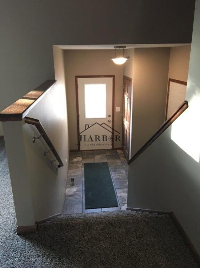 Building Photo - 3112 Rose Dr SE