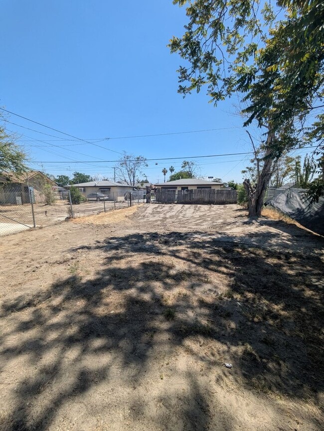 Building Photo - Bright & Clean 2 Bed | 1 Bath Home With a separate Den– 906 Sq. Ft. with Private Parking! Now Ava...