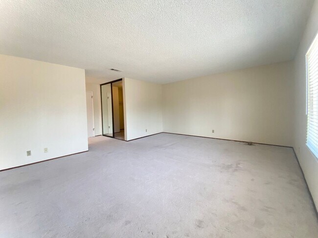 Building Photo - Spacious 4-bedroom home with Bonus Loft located in Union City! – Beautiful Backyard!