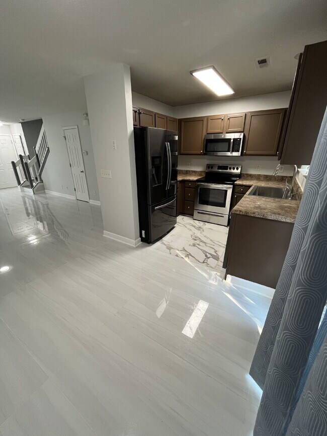 Building Photo - "Chic & Cozy: Modern 2-Bed Townhouse with Marble Accents in Greensboro!"