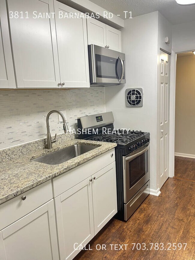 Building Photo - Lovely Updated 2 Bedroom 1 Full Bath Groun...