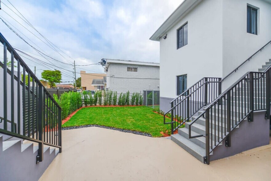 Building Photo - 700 SW 11th Ave