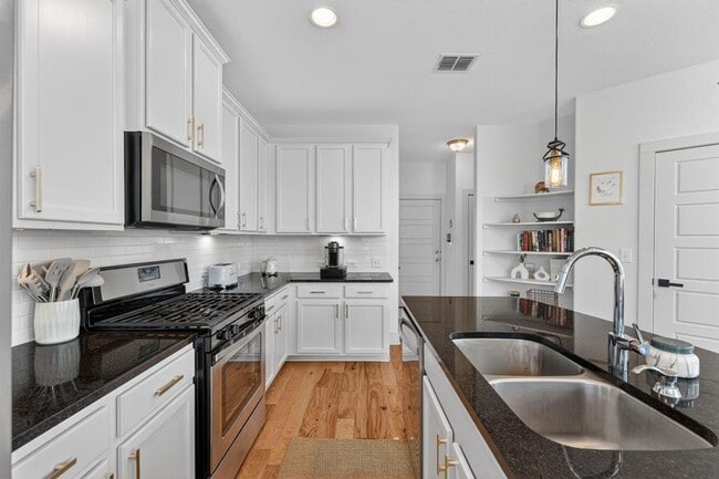 Building Photo - 2206 Hermia St