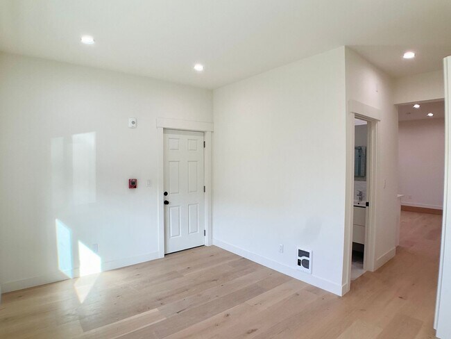 Building Photo - FULLY Remodeled. BRIGHT! In-Unit W/D, Stainless Appliance Package, MODERN!