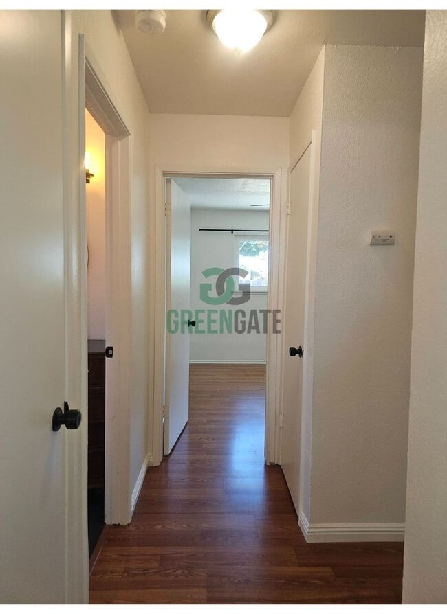 Building Photo - 3 BEDROOM 2 BATH HOME MOVE IN READY IN MOD...
