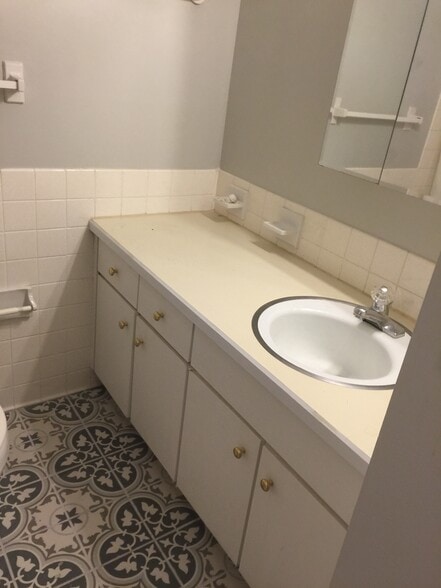 Hall bathroom - 1900 Richard Jones Rd