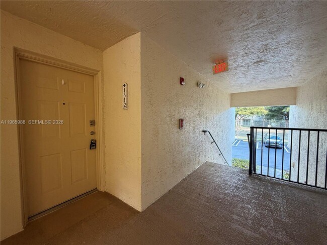 Building Photo - 1600 Crestwood Ct S