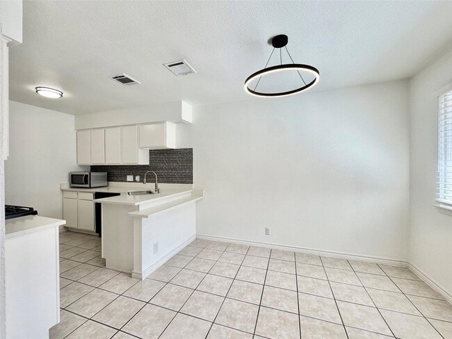 Building Photo - 1423 W Braker Ln