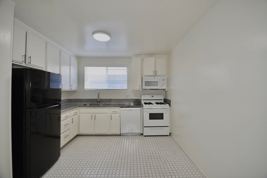 Building Photo - 4565 Hazeltine Ave