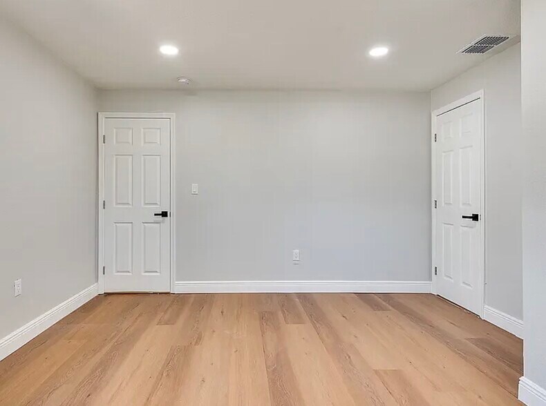 Building Photo - 4335 10th Ave S