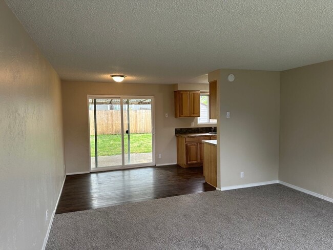 Building Photo - Unique 4 bed 1 1/2 bath duplex in Springfi...