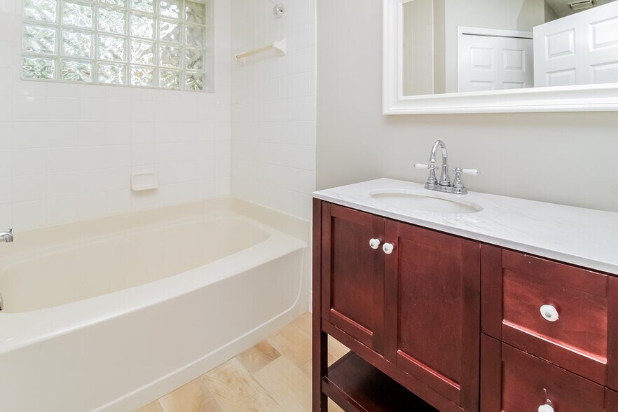 Building Photo - 2640 Woods Edge Cir