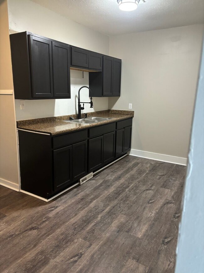 Building Photo - Section 8 Accepted! Spacious newly renovat...