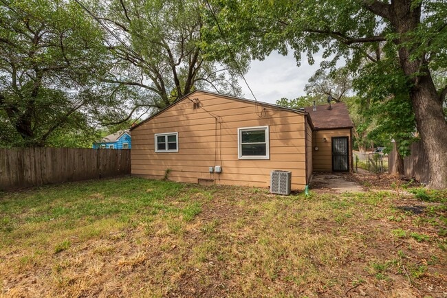 Building Photo - Bed 2 Bath In Quiet Neighborhood!