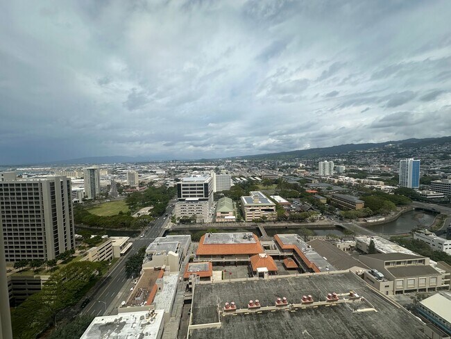 Building Photo - **PET FREINDLY** 2 BD / 1 BA Unit in Honolulu!