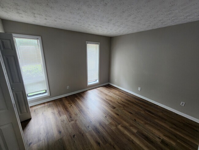 Building Photo - 9400 Roberts Dr