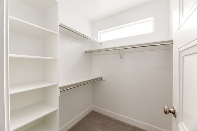 Building Photo - Stunning Above-Garage Apartment In Excelle...