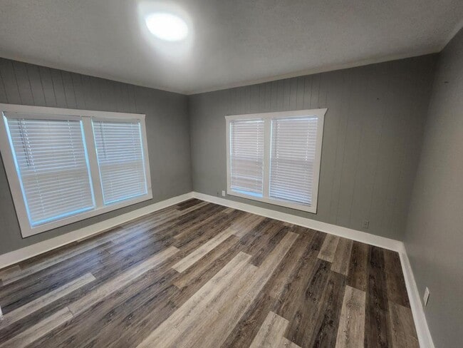 Building Photo - 522 E 5th St