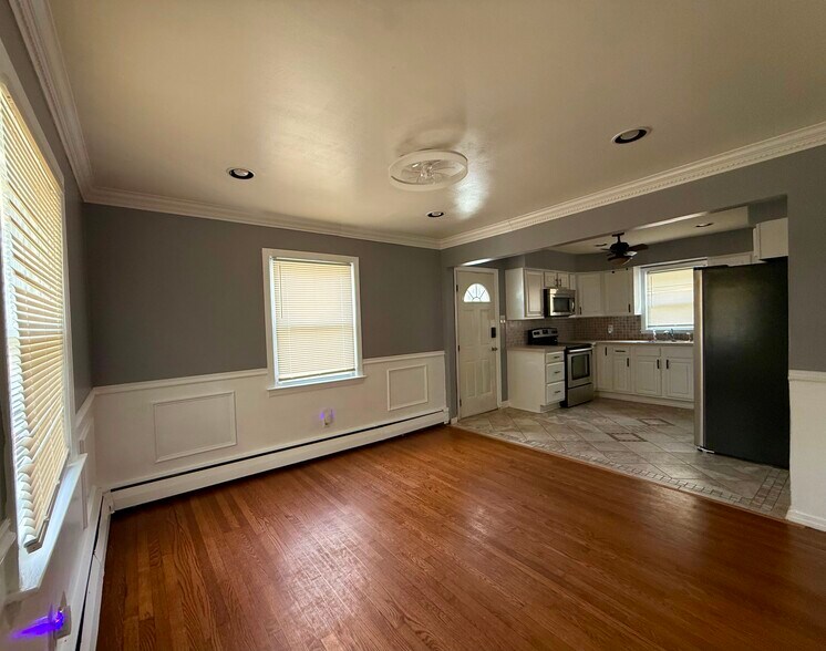 Building Photo - 563 Lakeside Dr