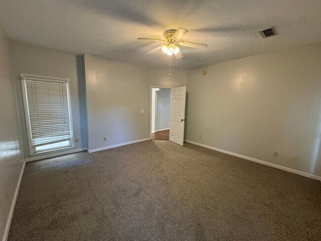 Building Photo - Lovely Cottage with Garden Courtyard