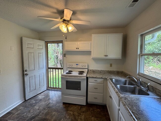 Building Photo - Central Asheville - Renovated Bungalow!