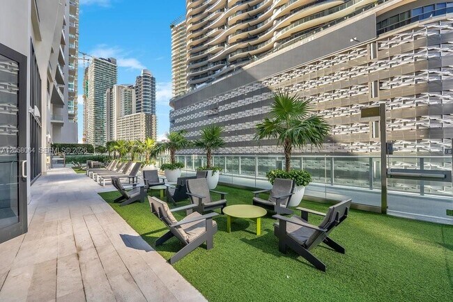 Building Photo - 1010 Brickell Ave