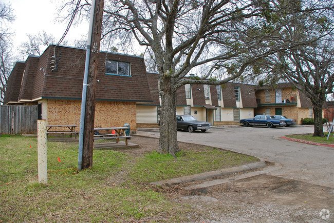 Building Photo - 3810 Cedar Lake Dr