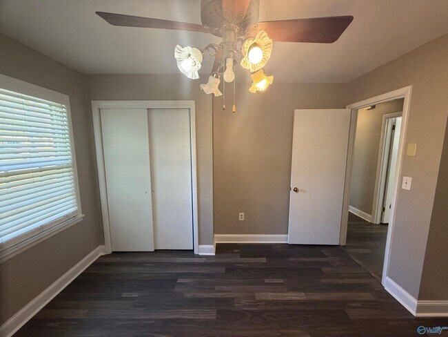 Building Photo - 1518 15th Ave SW