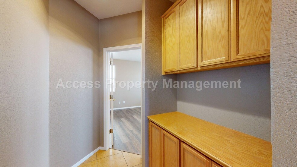 Building Photo - 1245 W Springer Dr