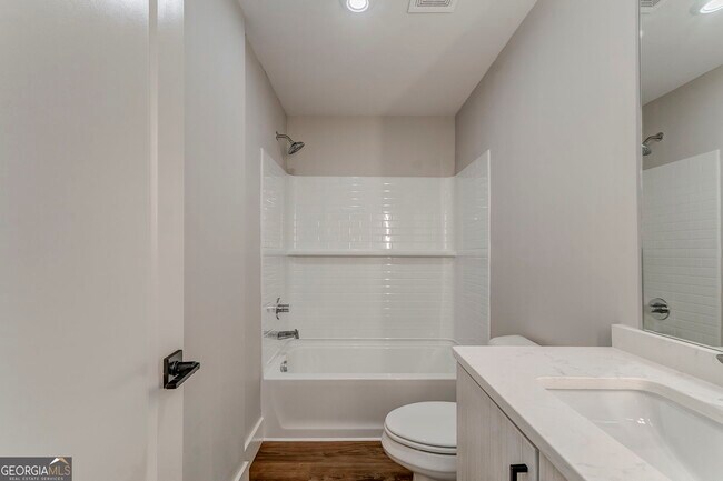 Building Photo - 121 Chateau Dr SE