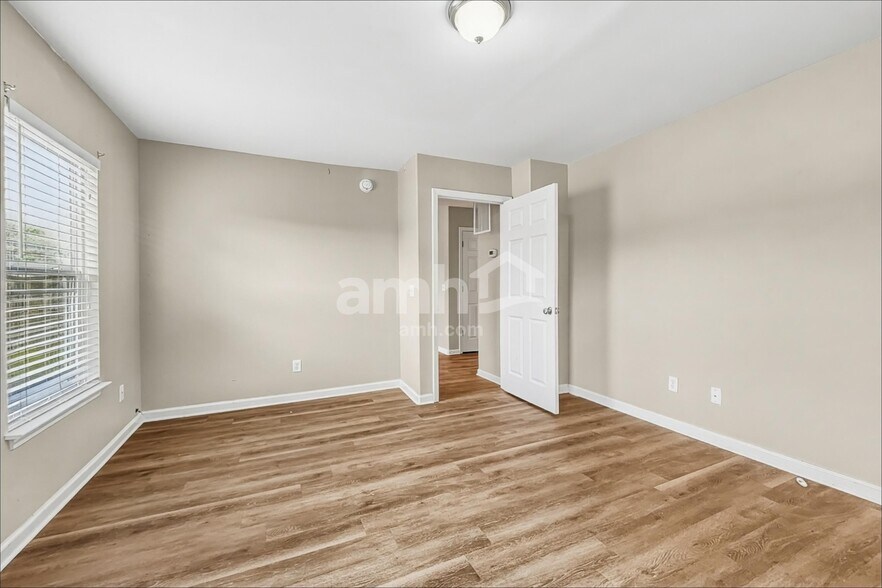 Building Photo - 122 Spring Lakes Dr