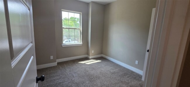 Building Photo - 1705 Ash Crescent St