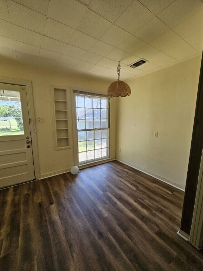 Building Photo - 2307 Holsum Cir