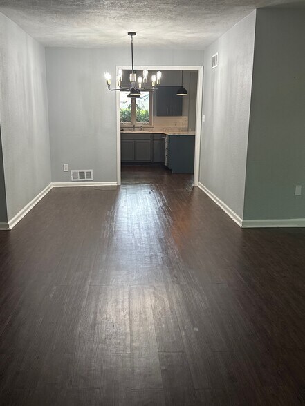 Dining area - 332 N Delaware Ave