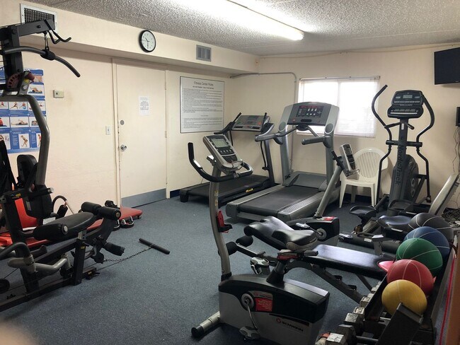 Building Photo - 2 bedroom 2 bath recent remodel Direct river front.