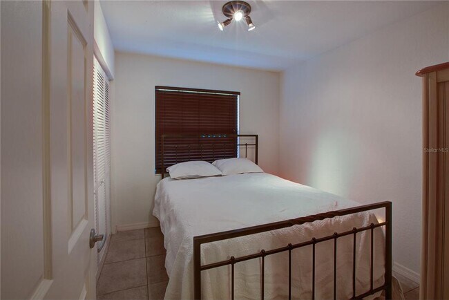 Building Photo - 9511 Lake Park Dr