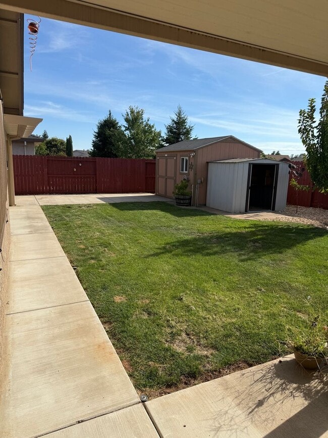 Building Photo - 3-bedroom, 2-bathroom home located in the ...
