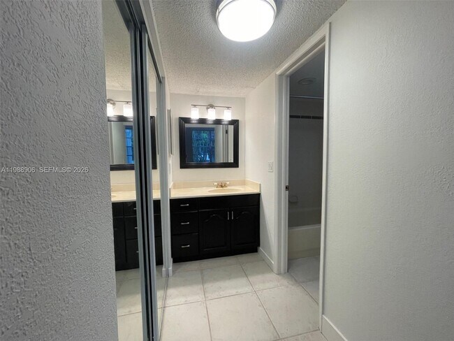 Building Photo - 9441 Live Oak Pl