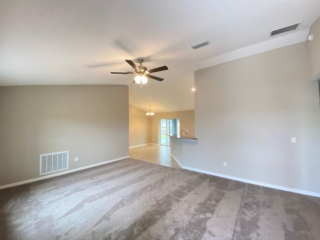 Building Photo - Custom Home - Desirable SE Ocala Neighborh...