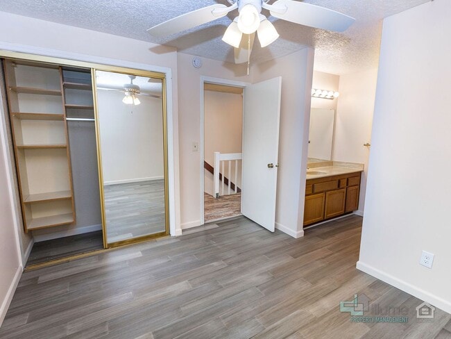 Building Photo - Inviting 2-Bedroom, 2.5 Bathroom Home in G...